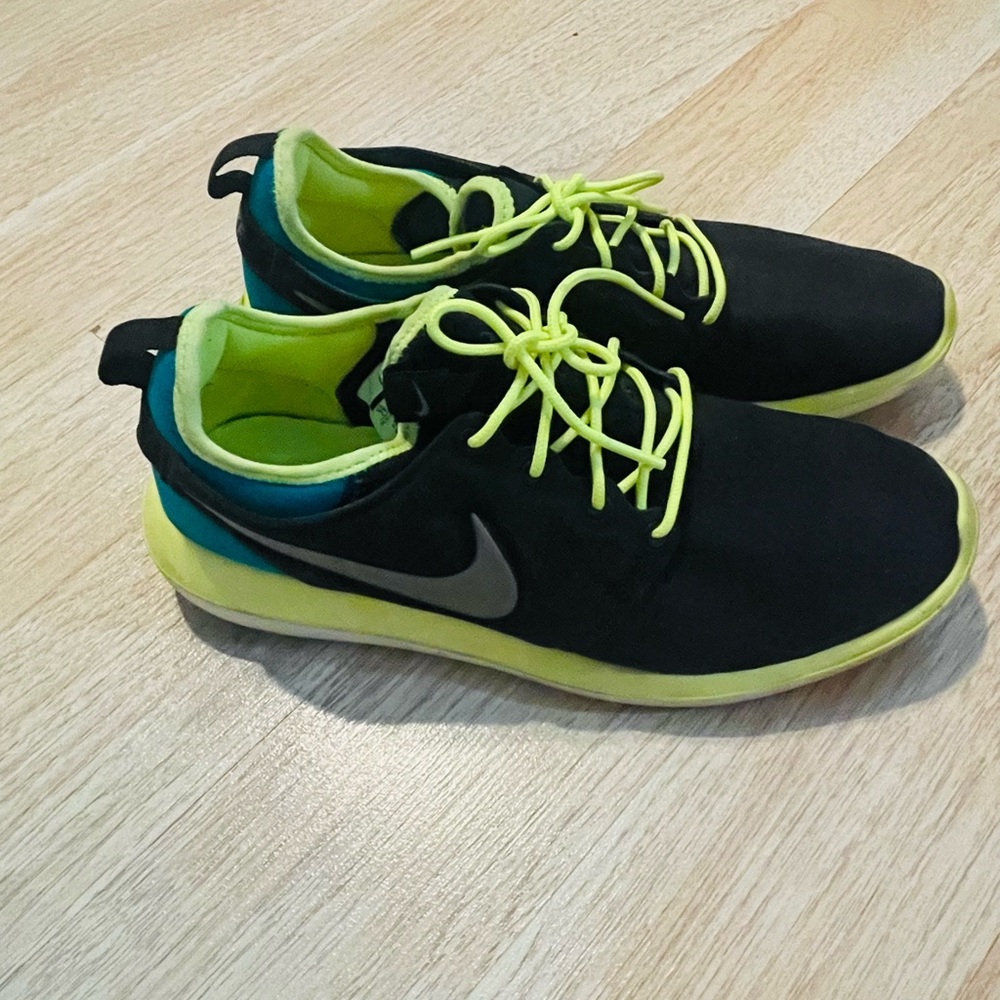 Nike youth size tennis shoes